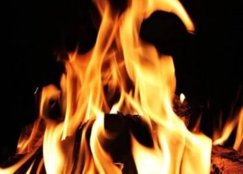 दिल्ली के रिठाला में लगी भीषण आग… 50 से ज्यादा झोपड़ियां जलकर राख, एक लड़की लापता