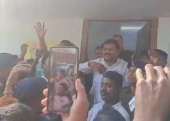 नीतीश के फैसले पर JDU में बवाल, कार्यकर्ताओं ने प्रदेश अध्यक्ष उमेश कुशवाहा का किया घेराव