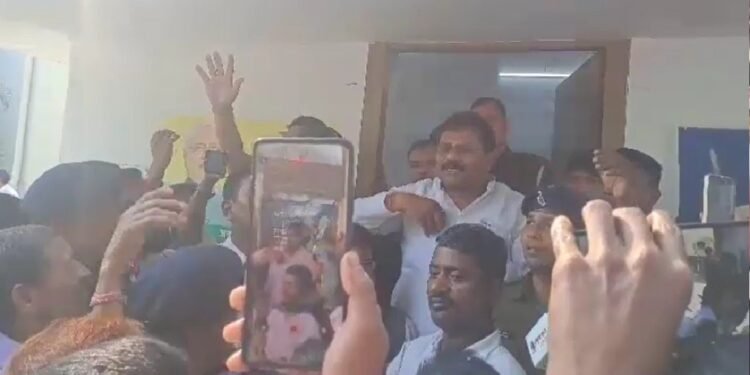नीतीश के फैसले पर JDU में बवाल, कार्यकर्ताओं ने प्रदेश अध्यक्ष उमेश कुशवाहा का किया घेराव