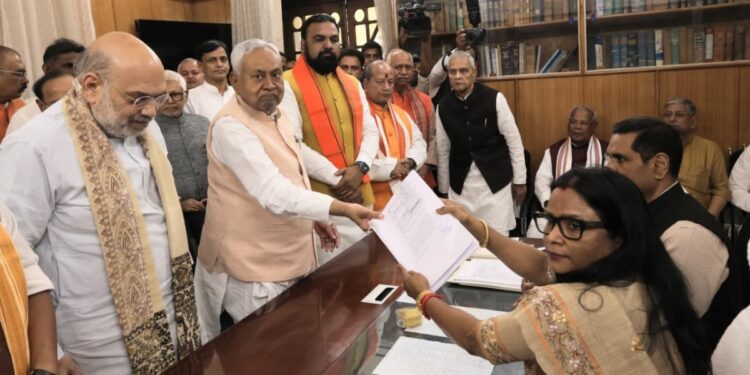 ‘इनके दामन पर कोई दाग नहीं’, नीतीश के राज्यसभा नामांकन में पहुंचे अमित शाह ने दिल खोलकर की तारीफ