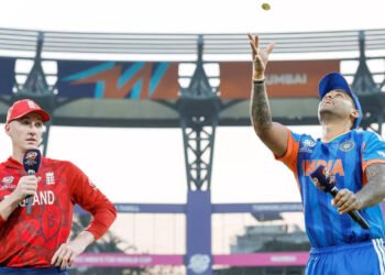 टॉस जीतकर इंग्लैंड ने पहले चुनी गेंदबाज़ी , वानखेड़े में भारत-इंग्लैंड सेमीफाइनल मुकाबला