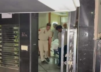 एक के मुंह पर तकिया, दूसरी के गले में दुपट्टा…दिल्ली में बेटियों का डबल मर्डर कर मां ने की खुदखुशी की कोशिश