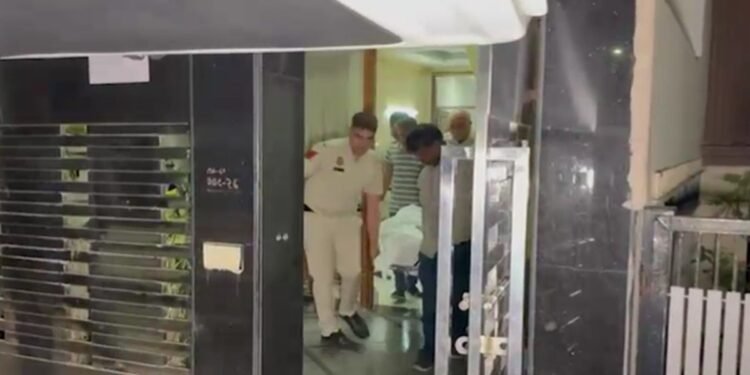 एक के मुंह पर तकिया, दूसरी के गले में दुपट्टा…दिल्ली में बेटियों का डबल मर्डर कर मां ने की खुदखुशी की कोशिश