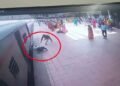 ट्रेन खुलते ही दौड़कर चढ़ने लगा यात्री, फिसलकर प्लेटफार्म पर गिरा… RPF ने सेकंडों में खींचकर बचाई जान