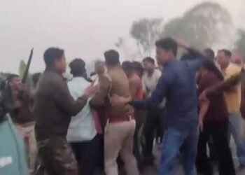 प्रेमिका से मिलने गया था युवक, लोगों ने बंधक बना लिया… छुड़ाने गई पुलिस पर भी भीड़ ने कर दिया हमला