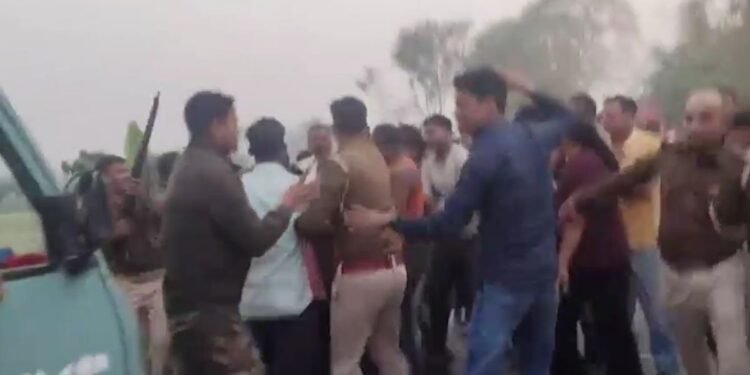 प्रेमिका से मिलने गया था युवक, लोगों ने बंधक बना लिया… छुड़ाने गई पुलिस पर भी भीड़ ने कर दिया हमला