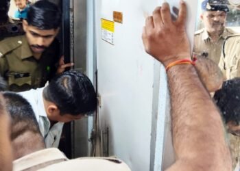 चलती ट्रेन के वॉशरूम में जज की पत्नी की मौत, स्टेशन पर पति करते रहे इंतजार, मोबाइल लोकेशन ट्रेस करके ट्रेन रुकवाई