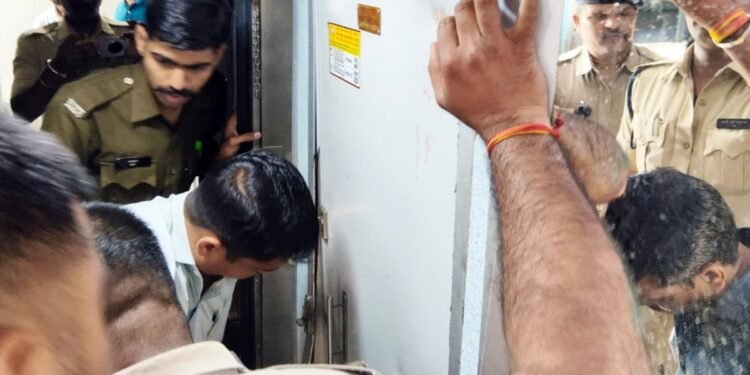 चलती ट्रेन के वॉशरूम में जज की पत्नी की मौत, स्टेशन पर पति करते रहे इंतजार, मोबाइल लोकेशन ट्रेस करके ट्रेन रुकवाई