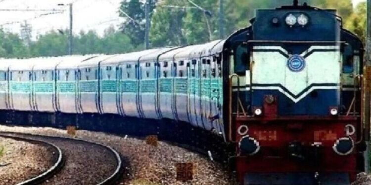 दिल्ली: फ्लेटफॉर्म से फोन छीन कर भागा स्नैचर, पकड़ने के चक्कर में ट्रेन से कटा यात्री