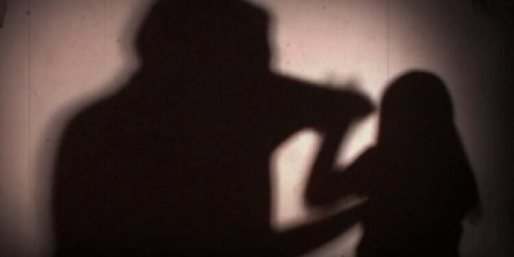 मूक बधिर महिला से छेड़खानी, लोगों ने आरोपी का सिर मुड़वाकर पूरे गांव में घुमाया