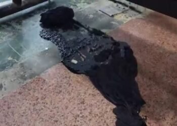 युवक ने लड़की के साथ की मारपीट, अस्पताल पहुंची तो मुंह पर फेंक दिया कैमिकल