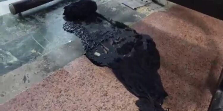 युवक ने लड़की के साथ की मारपीट, अस्पताल पहुंची तो मुंह पर फेंक दिया कैमिकल