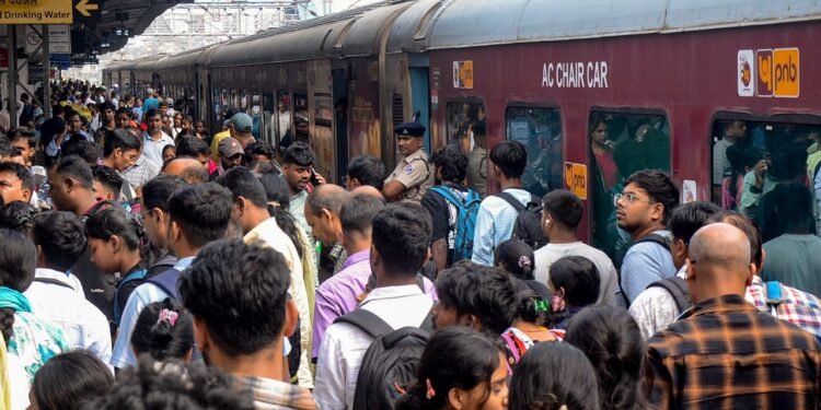 होली के बाद ट्रेनों में सीटों की मारा-मारी, बिहार से दिल्ली-हरियाणा लौटने वाले यात्री परेशान