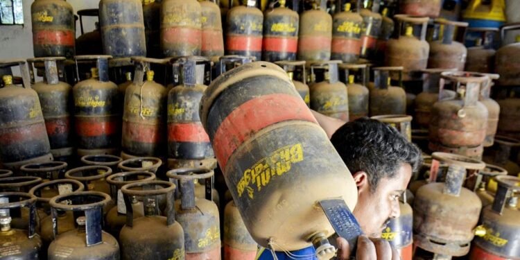 इस बड़े शहर में गैस संकट से हड़कंप… होटलों में बचा मात्र 2 दिन का स्टॉक, एसोसिएशन बोला- LPG सप्लाई बहाल न हुई तो बंद करने पड़ेंगे रेस्टोरेंट