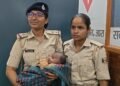 आरा में झाड़ियों में फेंका मिला दो महीने का मासूम, महिला दरोगा ने बचाई जान