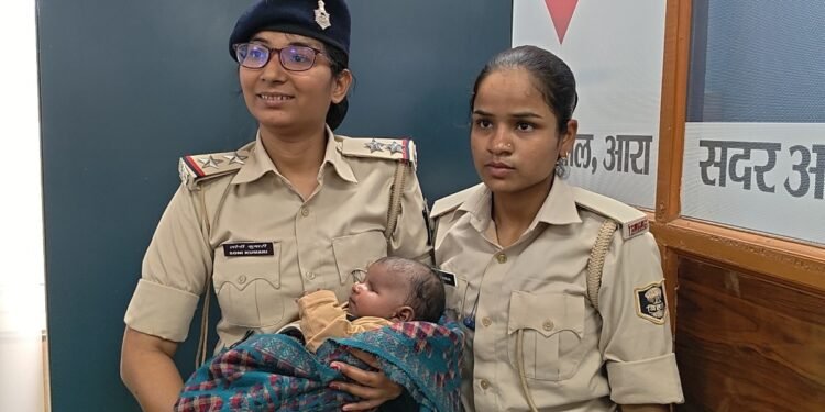 आरा में झाड़ियों में फेंका मिला दो महीने का मासूम, महिला दरोगा ने बचाई जान