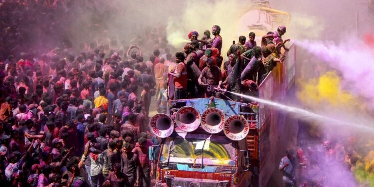 फ्लाइट से आए, होटल में रुके… 5 लाख की भीड़ में गोल्ड और मोबाइल उड़ाने की थी तैयारी, नेपाल और बिहार से पहुंचे थे बदमाश