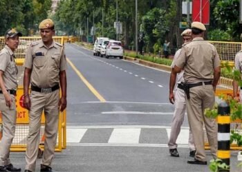 Delhi Traffic Alert: दिल्ली में आज इन रास्तों पर जानें से बचें, ट्रैफिक एडवाइजरी जारी