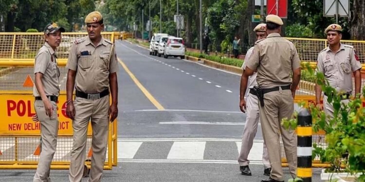 Delhi Traffic Alert: दिल्ली में आज इन रास्तों पर जानें से बचें, ट्रैफिक एडवाइजरी जारी