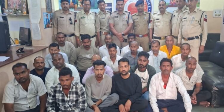 फ्लाइट से इंदौर पहुंचे चोर, भीड़ में फोन-ज्वेलरी उड़ाने का था प्लान… हैरान कर देगी इस गैंग की कहानी