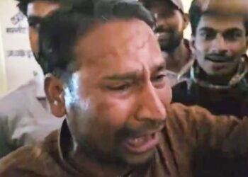 ‘बेटी की शादी है, अनाज खरीद लो साहब…’, मंडी में हाथ जोड़कर रो पड़ा अन्नदाता, इंस्पेक्टर की तानाशाही से रुका काम, वीडियो वायरल होने के बाद IAS का बड़ा एक्शन