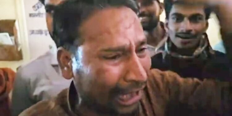 ‘बेटी की शादी है, अनाज खरीद लो साहब…’, मंडी में हाथ जोड़कर रो पड़ा अन्नदाता, इंस्पेक्टर की तानाशाही से रुका काम, वीडियो वायरल होने के बाद IAS का बड़ा एक्शन