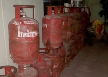 LPG किल्लत के बीच सिलेंडरों की ‘जमाखोरी’… रिटायर्ड मास्टर के घर पर छापा, 25 गैस टंकियां जब्त
