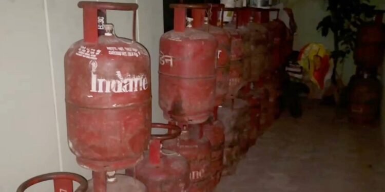 LPG किल्लत के बीच सिलेंडरों की ‘जमाखोरी’… रिटायर्ड मास्टर के घर पर छापा, 25 गैस टंकियां जब्त