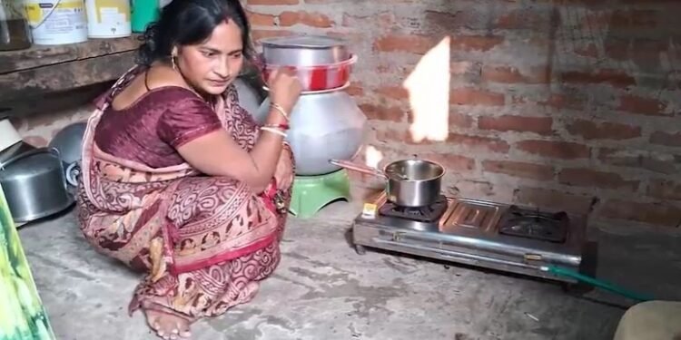 देश में LPG की किल्लत लेकिन बिहार के इस गांव में टेंशन फ्री हैं लोग, निकाला गजब जुगाड़