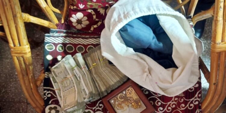 जब रेड पड़ी तो DGM साहब ने की अजीब हरकत… कूड़ेदान में डालने लगे नोटों की गड्डियां, काली कमाई छिपाने की नाकाम कोशिश