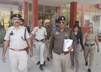 महिला ने फ्लैट पर बुलाकर बनवाया नग्न वीडियो, झूठे केस की धमकी देकर ऐंठे लाखों, गिरफ्तार