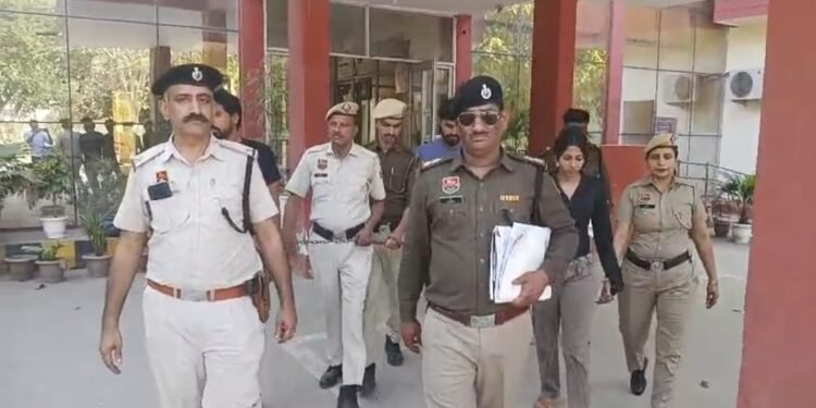 महिला ने फ्लैट पर बुलाकर बनवाया नग्न वीडियो, झूठे केस की धमकी देकर ऐंठे लाखों, गिरफ्तार