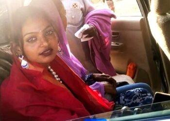 ‘मेरी बेटी को आंखों के सामने छीन ले गए…’, हताश होकर केरल से लौटे मोनालिसा के पिता, एयरपोर्ट पर मची अफरा-तफरी का किया खुलासा