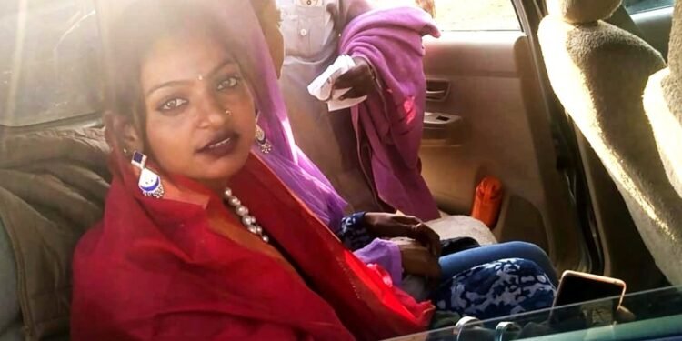 ‘मेरी बेटी को आंखों के सामने छीन ले गए…’, हताश होकर केरल से लौटे मोनालिसा के पिता, एयरपोर्ट पर मची अफरा-तफरी का किया खुलासा