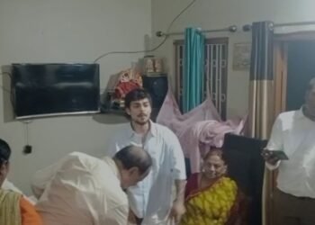 Video: क्रिकेटर ईशान किशन पहुंचे अपने गांव, दादा-दादी से लिया आशीर्वाद, हुआ जोरदार स्वागत