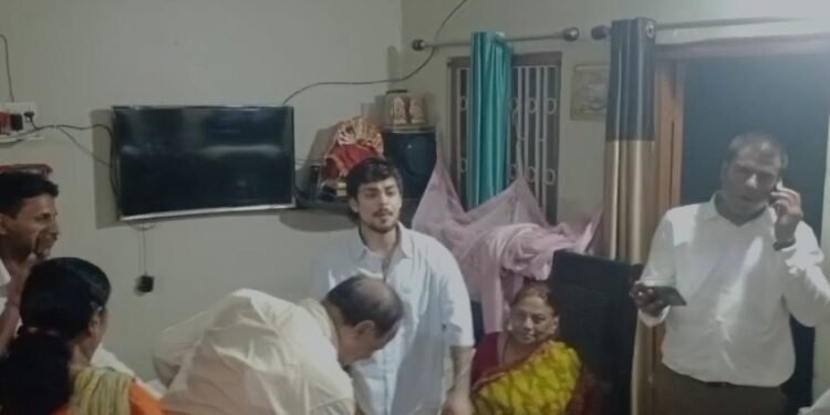 Video: क्रिकेटर ईशान किशन पहुंचे अपने गांव, दादा-दादी से लिया आशीर्वाद, हुआ जोरदार स्वागत