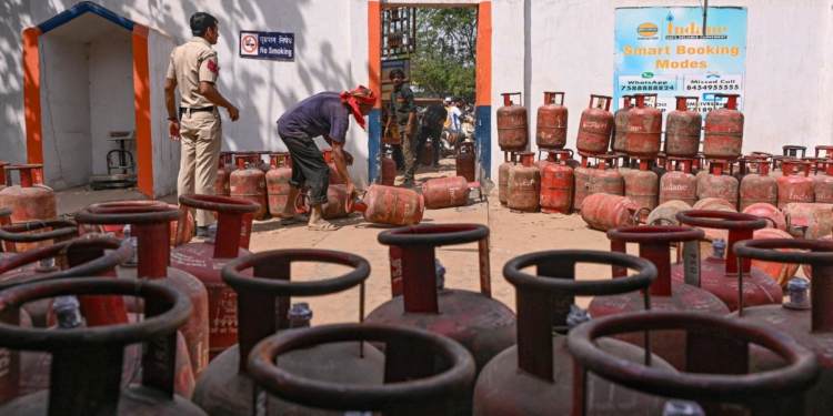 दिल्ली के गुरुद्वारों में लंगर पर संकट, DSGMC ने गैस सिलेंडर सप्लाई बहाल करने की मांग की