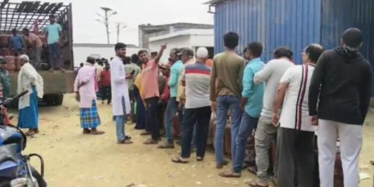 दही-चूड़ा खाकर कट रही रातें… दरभंगा में गैस के लिए हाहाकार, 4 दिन से नहीं जला चूल्हा, कतारों में पुलिस और मजिस्ट्रेट तैनात