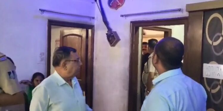 स्कॉर्पियो से पहुंचे नकली अफसर, फर्जी इनकम टैक्स रेड, 15 मिनट में 50 तोला सोना-कैश लेकर गायब