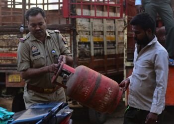 LPG की मारामारी… कहीं रेस्टोरेंट्स का मेन्यू चेंज, कहीं गैस एजेंसी मालिक गिरफ्तार, शहर-शहर बवाल