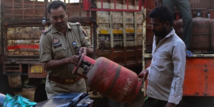 LPG की मारामारी… कहीं रेस्टोरेंट्स का मेन्यू चेंज, कहीं गैस एजेंसी मालिक गिरफ्तार, शहर-शहर बवाल