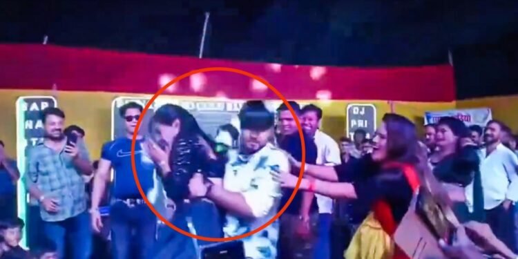 स्टेज पर डांस कर रही थी डांसर, अचानक भोजपुरी सिंगर ने उठाकर भीड़ में फेंक दिया… मुजफ्फरपुर का वीडियो वायरल