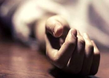 दिल्ली: घर में खेलते-खेलते एक दूसरे पर गिरीं 2 बहनें, एक की हुई मौत