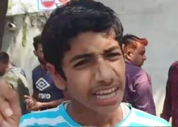 ‘न हिंदू, न मुस्लिम, बस एजुकेशन…’ गैस के लिए लाइन में खड़े 14 साल के बच्चे ने हिलाया सिस्टम, रातो-रात इंटरनेट पर वायरल