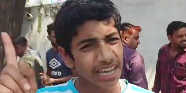 ‘न हिंदू, न मुस्लिम, बस एजुकेशन…’ गैस के लिए लाइन में खड़े 14 साल के बच्चे ने हिलाया सिस्टम, रातो-रात इंटरनेट पर वायरल