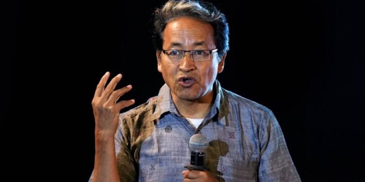 जेल से बाहर आए सोनम वांगचुक, बोले- लड़ाई अभी खत्म नहीं, पूरी हों लद्दाख की मांगें