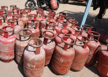 दिल्ली में LPG गैस जमाखोरों पर एक्शन! मुंडका से बवाना तक छापेमारी में सैकड़ों सिलेंडर जब्त
