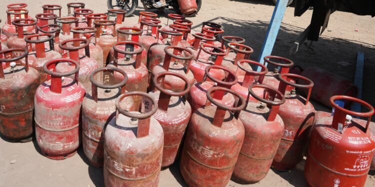 दिल्ली में LPG गैस जमाखोरों पर एक्शन! मुंडका से बवाना तक छापेमारी में सैकड़ों सिलेंडर जब्त