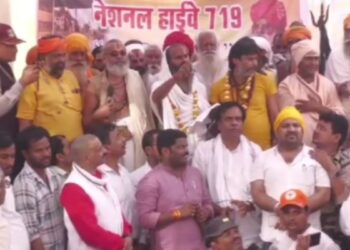 No Road-No Toll प्रदर्शन में बवाल… संतों के आंदोलन के बीच भारी हंगामा, युवक ने टोल केबिन और कैमरे फोड़े