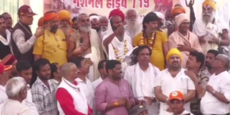 No Road-No Toll प्रदर्शन में बवाल… संतों के आंदोलन के बीच भारी हंगामा, युवक ने टोल केबिन और कैमरे फोड़े